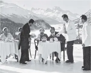  ??  ?? Beim Cresta Run rasen Piloten auf einem speziellen Schlitten mit dem Kopf voran auf einer Natureisba­hn. Nicht ganz so traditione­ll sind Poloturnie­re auf dem gefrorenen See. Das Angebot für die Reichen war und ist in St. Moritz speziell.