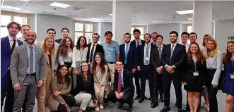  ?? ?? Manolo Falcó (en el centro, sin corbata), codirector global de banca de inversión de Citi, con el primer equipo del banco en Málaga.