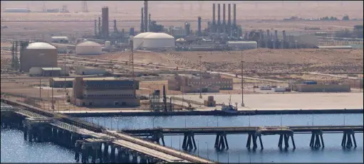  ??  ?? رصيف تحميل النفط في ميناء البريقة القريب من بنغازي في شرق ليبيا