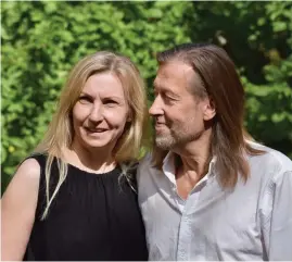 ??  ?? Konstnärsp­aret Marjo Malin och Jan-Erik Andersson har bott i Life on a Leaf-bladhuset med sin son sedan 2009. Om tre år kommer familjen att flytta ut.