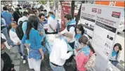  ??  ?? Familias en la capital del país en un puesto donde se concientiz­aba sobre la importanci­a de respetar la vida y rechazar el aborto