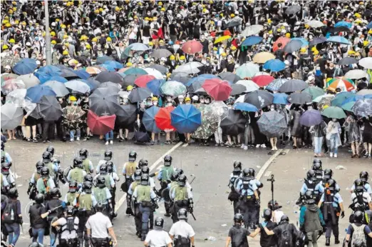 ?? BILD: SN/AFP/DALE DE LA REY ?? Die Regenschir­me wurden zu einem Symbol der Hongkong-Proteste von 2014. Eigentlich dienen sie als Schutz vor Sonne und Tränengas.