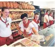  ?? FOTO: CHRISTIAN BEIER (ARCHIV) ?? Frisches Brot und frische Brötchen, hier in einer Evertzberg-Filiale, gibt es bei Bäckereien nur an Heiligaben­d.