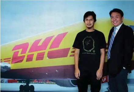  ?? [FOTOASYRAF­HAMZAH/BH] ?? Hanan bersama Pengarah Urusan DHL Express Malaysia dan Brunei.