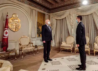  ?? ?? Palazzo di Cartagine Il presidente della Repubblica della Tunisia Kais Saied accoglie il ministro degli Esteri Luigi Di Maio (Ansa)