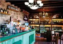  ??  ?? På den sjarmerend­e restaurant­en og spesialbut­ikken La Tienda de Paco midt i Tejeda er det mulig å smake vin og ost.