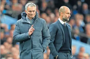  ??  ?? EN EL CAMINO. Mourinho gesticula con Guardiola al fondo durante un derbi de Manchester.