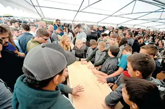  ?? ACOSTA/EL HERALDO DE CHIHUAHUA ?? Rhonita Miller y sus cuatro hijos fueron sepultados ayer en el cementerio de la comunidad LeBarón en Galeana, Chihuahua/DANIEL