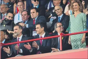  ?? FOTOS: M. MONTILLA/EFE ?? Mireia Belmonte, a la izquierda, ejerció de abanderada española en el Nou Estadi. Arriba, Felipe VI, Pedro Sánchez y Quim Torra, juntos en el palco. A la derecga, el ‘Impluvium’ que tuvo un papel central en la ceremonia. Y abajo, un detalle de la...