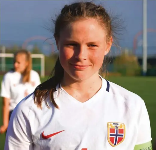  ?? FOTO: PRIVAT ?? UNG LEDER: Forsvarssp­illeren Mina Sofie Grøtterød Pedersen har vaert kaptein både for J15- og J16-landslaget som hun har spilt for siden debuten med flagget på brystet i fjor.