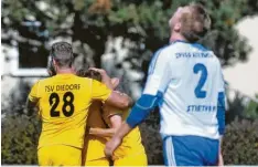  ??  ?? Auerbachs Marco Gaugigl (rechts) mag gar nicht hinsehen, wie die Diedorfer den Treffer des Tages durch Dennis Sönnichsen bejubeln.