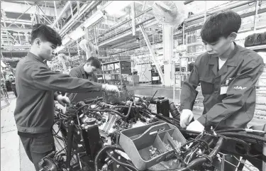  ?? WANG JILIN / FOR CHINA DAILY ?? Automobile plant staff assemble an engine at a factory in Weifang, Shandong province. Charles-Edouard Bouee said he believes the automotive industry will be among those whose business model will change due to AI.