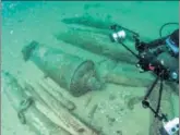  ??  ?? Divers examine the shipwreck in Cascais.