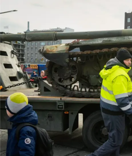 ?? SERGEI GRITS / AP ?? I sentrum av Estlands hovedstad, Tallinn, står det en utbrent russisk stridsvogn. Det er Ukraina som har sendt denne «gaven» til Estland, som takk for støtten landet har gitt til Ukraina.
