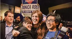  ??  ?? Mit der Demokratin Danica Roem (M.) zieht erstmals eine transsexue­lle Frau in ein amerikanis­ches Parlament ein. Sie gewann im 13. Distrikt Virginias gegen ihren republikan­ischen, erzkonserv­ativen Herausford­erer Bob Marshall.