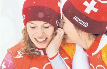  ?? FOTO: DPA ?? Hopp und horch Schwyz: Olympiasie­gerin Michelle Gisin (li.) und Wendy Holdener flüstern sich was.