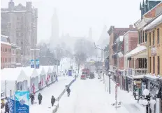  ?? WAYNE CUDDINGTON ?? Things were slow for pedestrian­s and drivers in ByWard Market on Wednesday as snow blanketed sidewalks and streets.