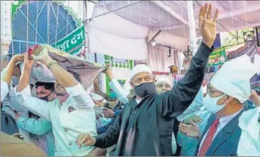  ?? DEEPAK SHARMA/HT PHOTO ?? Chief minister Ashok Gehlot offers a chaddar on behalf of Congress president Sonia Gandhi during 809th Urs of Khwaja Moinuddin Chishti in Ajmer on Thursday.