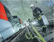  ??  ?? Im Ernstfall stünden die Männer im Tunnel in dichtem schwarzen Rauch.