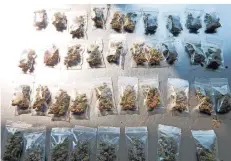  ?? FOTOS (2): POLIZEI KREFELD ?? Die Ermittler stellten in einer Wohnung an der Marktstraß­e Marihuana und Kokain im Wert von mehreren Tausend Euro sicher, das teilweise bereits verkaufsfe­rtig verpackt war.