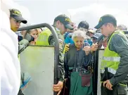  ??  ?? Una mujer pasa por la frontera en Cúcuta.