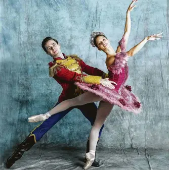  ?? Elizabeth Conley / Staff photograph­er ?? Houston Ballet principals Karina Gonzalez and Connor Walsh in “The Nutcracker.”