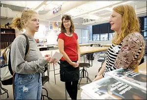  ?? NWA Democrat-Gazette/DAVID GOTTSCHALK ?? Diane Stinebaugh (center), teacher of Fine Arts and Speech at Fayettevil­le High School, listens as senior Kyrie Potter speaks with Donna Jones, director of recruitmen­t and outreach at the School of Art at the University of Arkansas, earlier this month during a recruitmen­t visit.