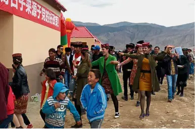  ??  ?? Brand new abode: Villagers viewing the new earthquake­resistant houses in Tashkurgan Tajik autonomous county. — China Daily/ Asia News Network