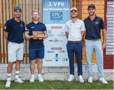  ??  ?? Steffen Kefer (Leiter Project‰Golf‰Academy in Bad Wörishofen, rechts) gratuliert den Siegern (von links) Christoph Günter, Daniel Hebenstrei­t und Julian Hilberts.