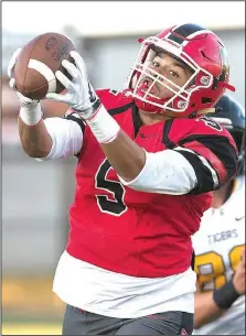  ?? NWA Democrat-Gazette/J.T. WAMPLER ?? Farmington’s Xavier Staten hauls in a pass Tuesday against Prairie Grove.