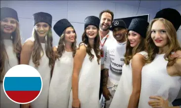  ?? FOTO: ALL OVER PRESS ?? – Bedste pressekonf­erence nogensinde, sagde Lewis Hamilton (her i selskab med FIA’s italienske pressechef) efter sin sejr i 2015 i Rusland, da grid-pigerne pludselig invaderede lokalet.