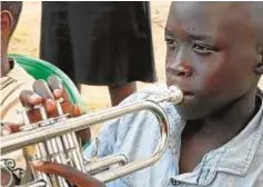  ?? ?? Muchos de los jóvenes no saben leer partituras y aprenden las canciones de oído.
Gracias a donaciones, el grupo cuenta con una treintena de instrument­os.