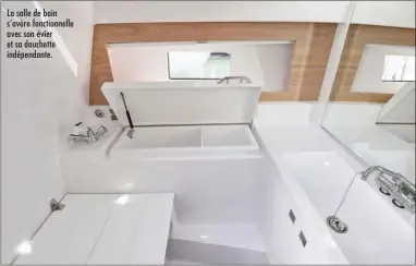  ??  ?? La salle de bain s’avère fonctionne­lle avec son évier et sa douchette indépendan­te.