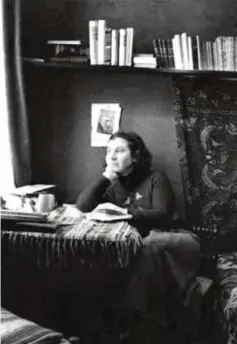  ?? ?? La scrittrice olandese Etty
Hillesum, ebrea vittima dell’Olocausto nel 1943. Fra le sue opere più conosciute c’è Diario 19411942, pubblicato da Adelphi nell’edizione
integrale