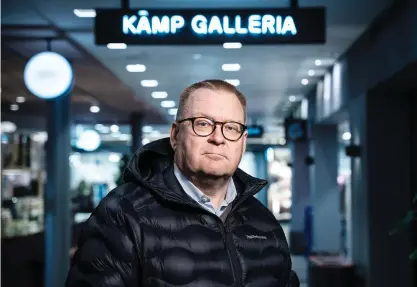  ?? FOTO: TIMO KARI ?? ■ Ilmarinens chef för hyresfasti­gheter Ville Laurila är rasande över stadens tillvägagå­ngssätt när det gäller planerna på att testa att minska antalet körfiler på Norra Esplanaden.