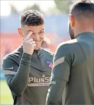  ??  ?? Trippier, con gesto alegre en un entrenamie­nto del Atlético.