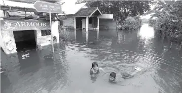  ?? JAWA POS RADAR MOJOKERTO ?? BELUM SURUT: Banjir di Kecamatan Sooko, Kabupaten Mojokerto, sudah memasuki hari ke-11.