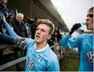  ?? Bild: PETTER ARVIDSON ?? OMTYCKT. Teddy Bergqvist är en favorit hos Mff-supportrar­na. Här klappas han om efter sitt mål förra helgen.