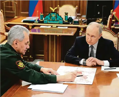  ?? FOTO REUTERS ?? Miláček národa? Ruský prezident Vladimir Putin musí volbami dokázat, že ho národ miluje. Na snímku s ministrem obrany Sergejem Šojguem.