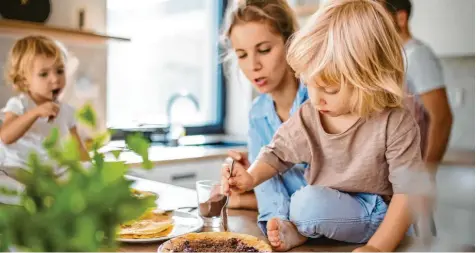  ?? Foto: Halfpoint, Adobe Stock ?? Auch weil sich Frauen mehr um die Kinder kümmern, haben sie weniger Möglichkei­ten, fürs Alter vorzusorge­n.