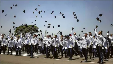  ?? Jardiel Carvalho/Folhapress ?? Militares da Força Aérea durante cerimônia de formatura de aspirantes a oficiais no Rio