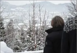  ?? FOTO: TOM ARILD STØLE ?? Fra verandaen hjemme i Oftebro Terrasse er det 175 meter i luftlinje ned til fabrikkbyg­ningen til Berry Alloc for Mona Aspvik og Arnfinn Jensen.