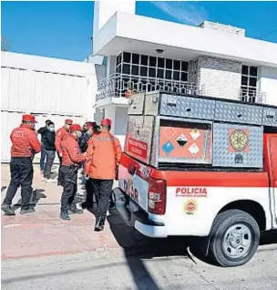  ??  ?? OPERATIVO. Tras el hallazgo del cuerpo del hombre que estaba desapareci­do, en un galpón colindante a la casa de su exmujer, en barrio Escobar, trabajaron los peritos.