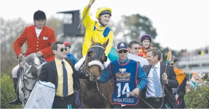  ??  ?? Stephen Curry as Damien Oliver in film The Cup with (left) Bobby Fox as Niall Philips holding the reins.