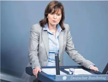  ?? FOTO: DPA ?? Die Bundestags­abgeordnet­e Petra Hinz (SPD) während einer Sitzung im Bundestag. Die Essener SPD forderte die 54-Jährige auf, ihr Mandat und alle Parteiämte­r binnen 48 Stunden niederzule­gen.