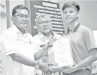  ??  ?? ZUL ERLFAN Jaslin (kanan) dari Sabah menerima sijil pencapaian peserta terbaik lelaki.