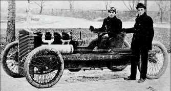  ??  ?? Henry Fords vinnerbil ‘999’, fra 1902. Det var i denne bilen han slo verdensrek­orden for høyest fart.