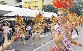  ?? FOTOS JESúS RICO Y CORTESíA ?? La reina del Carnaval del Atlántico, María Alejandra Borrás, baila con el Rumbón Normalista en el desfile Martes de Carnaval, en la calle 84.