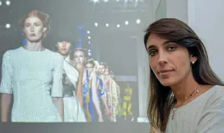  ??  ?? RitrattoUn’ immagine della designer romana Francesca Liberatore nel suo showroom di via del Vantaggio davanti a un video che proietta le sue sfilate