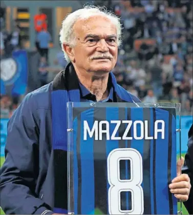  ??  ?? Sandro Mazzola, durante un homenaje en San Siro antes de un partido del Inter Milan.